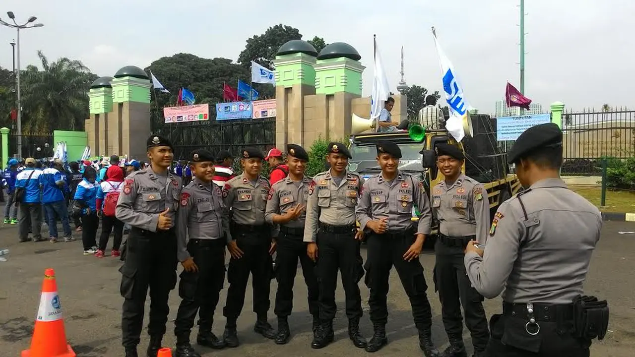 20160501-May-Day-Demo-Buruh-Gedung-DPR-Jakarta2