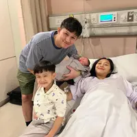 Kabar bahagia itu dibagikan penyanyi kelahiran Medan 32 tahun silam di akun instagramnya. "Welcome to the world &ldquo;Clef Kiora Julian&rdquo; we love you so much!," tulis rinni_w [Instagram/rinni_w]