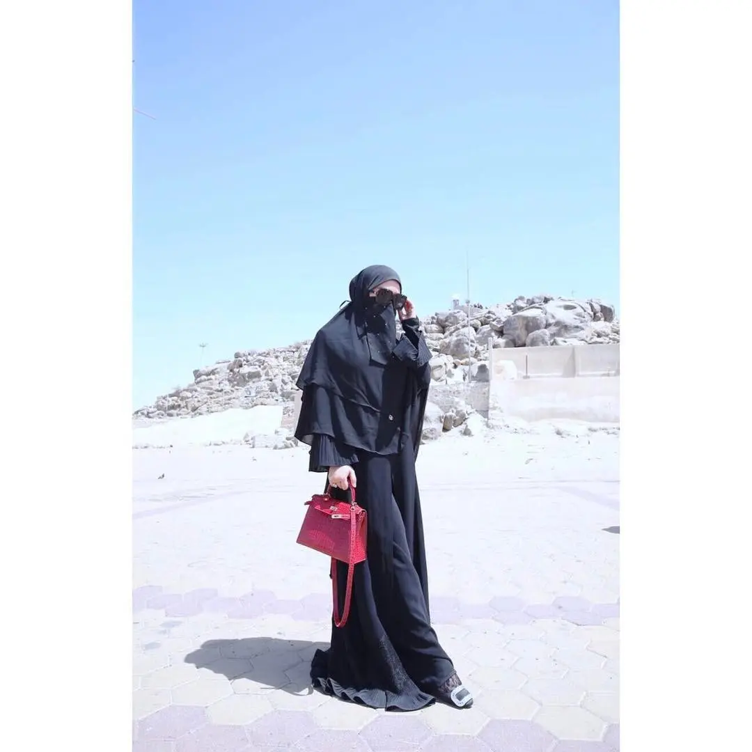 Gamis dan cadar hitam Syahrini bikin penampilan tetap anggun. (sumber foto: @princessyahrini/instagram)