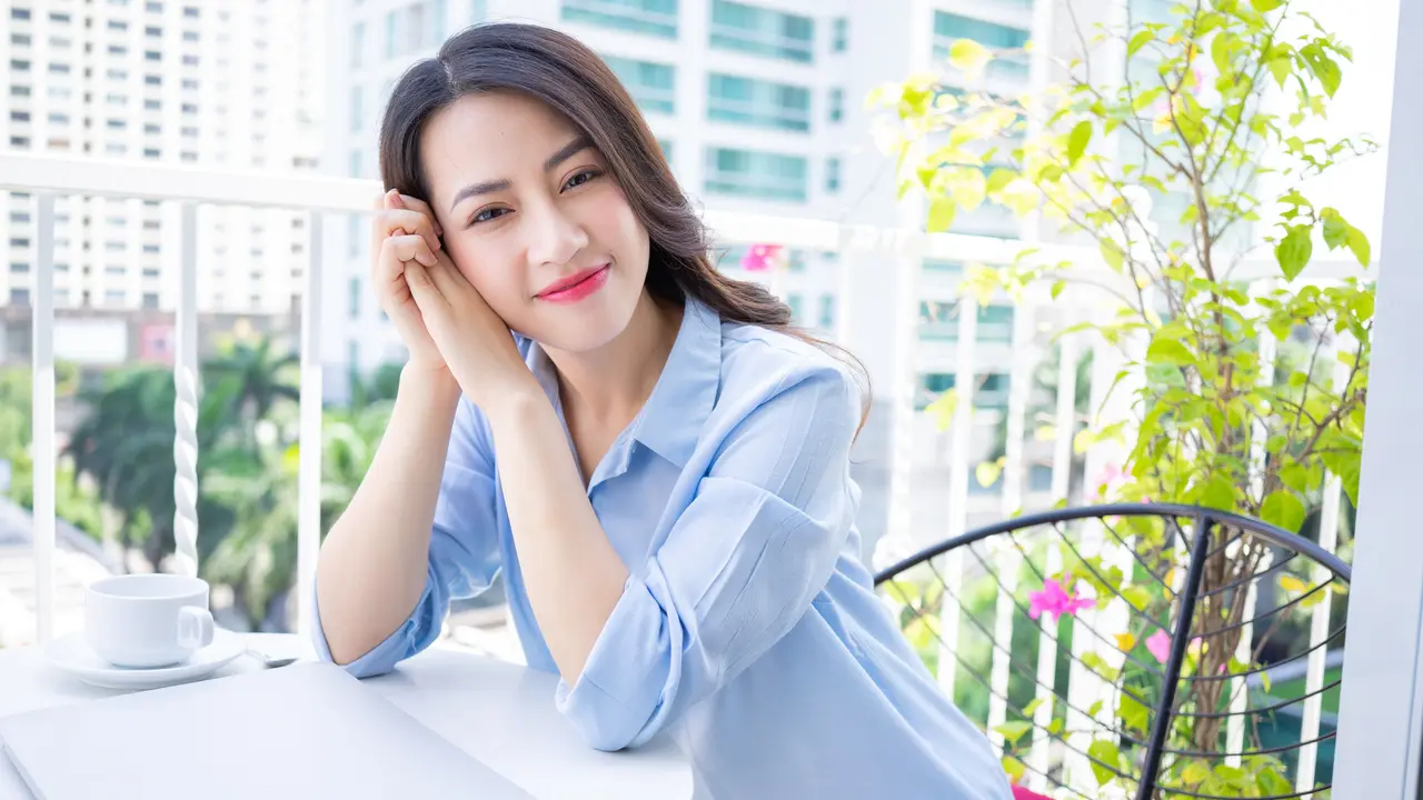 perempuan dan baju biru muda