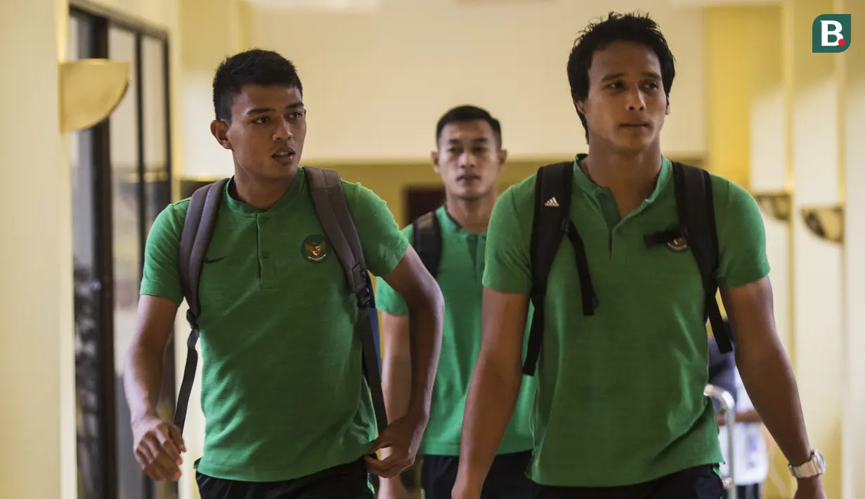 Pemain Timnas Indonesia, Dedik Setiawan dan Muhammad Ridho, bersiap saat akan menuju SUGBK dari Hotel Sultan, Jakarta, Selasa (13/11). Timnas Indonesia akan melawan Timor Leste pada laga Piala AFF 2018. (Bola.com/Vitalis Yogi Trisna)