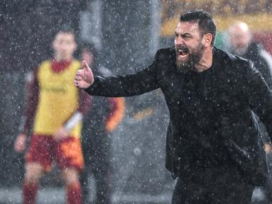 Pelatih AS Roma, Daniele De Rossi, memberikan arahan kepada anak asuhnya saat melawan Inter Milan pada pekan ke-24 Serie A 2023/2024 di Stadio Olimpico, Minggu (11/2/2024). AS Roma takluk dengan skor 2-4. (AFP/Alberto Pizzoli)