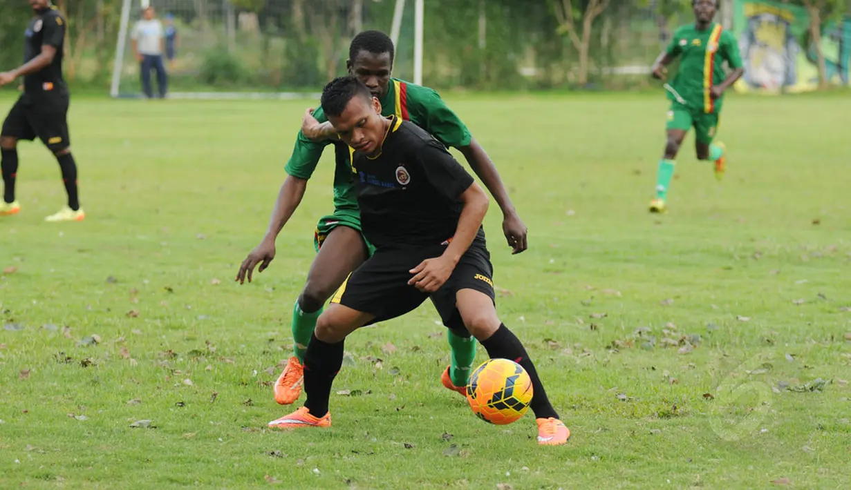 Sriwijaya FC melakukan laga uji coba melawan Mali FC di Lapangan Soetasoma Halim Perdanakusuma, Jakarta (8/1/2015). (Liputan6.com/Helmi Fithriansyah)