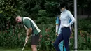 Pilih bahan yang ringan dan breathable agar tetap nyaman meski beraktivitas di bawah matahari. Lengkapi dengan sepatu dan topi golf yang sesuai untuk menunjang kenyamanan di lapangan.