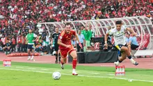 Winger Persib, Ragnar Oratmangoen (kanan) menyisir sisi kanan pertahanan Persija Jakarta dalam laga pekan kedua BRI Super League 2026/2027 di Stadion Utama Gelora Bung Karno, Jakarta, Sabtu (12/9/2026). (KLY/Budy Santoso)