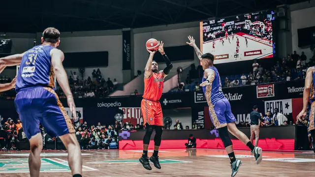Duel sengit Pelita Jaya melawan Satria Muda di game kedua final IBL 2024