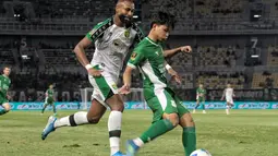 Pemain muda PSMS Medan, Muhammad Raihan Utama (kanan), berusaha melewati kawalan bek Persebaya Surabaya, Yuran Fernandes (kiri), pada laga kedua Grup B Piala Presiden 2026 di Stadion Gelora Bung Tomo, Surabaya, Jawa Timur, Rabu (29/7/2026). Meski sempat mendapat perlawanan sengit dari pemain PSMS, Yuran kemudian menjadi penentu kemenangan Bajul Ijo lewat gol tunggalnya yang memastikan Persebaya menang 1-0 sekaligus melaju ke babak semifinal. (Bola.com/Wahyu Pratama)