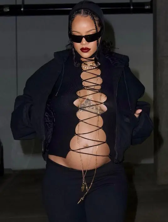 Dia memadukan cardigannya dengan reversible jacket dari Carhartt x WARDROBE.NYC, Jamie Ribbed Leggings dari The Attico dan Saeda pumps dari Jimmy Choo. (Instagram/badgalriri).