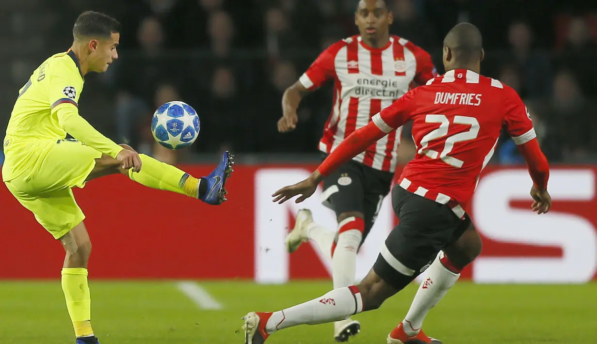 Gelandang Barcelona, Philippe Coutinho, mengontrol bola saat pertandingan melawan PSV Eindhoven pada laga Liga Champions di Stadion Philips, Rabu (28/11). Barcelona menang 2-1 atas PSV Eindhoven. (AP/Peter Dejong)