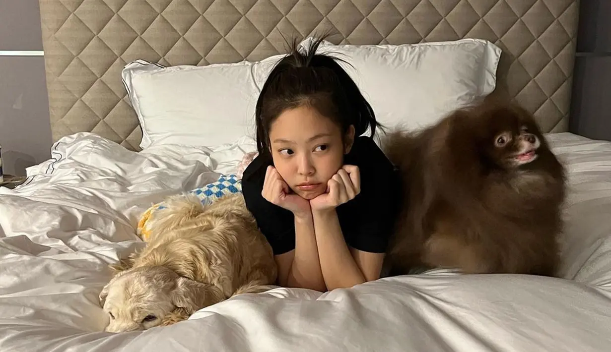 Melalui akun Instagram, Jennie Blackpink terbilang sering mengunggah gaya penampilannya. Bahkan, potret dirinya saat bersantai dengan kedua anjing kesayangannya juga tak luput dari perhatian netizen. (Liputan6.com/IG/@jennierubyjane)