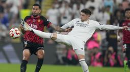 Los Blancos tampil dominan dengan mencatatkan 64,8 persen penguasaan bola, berbanding 35,2 persen milik Mallorca. El Real juga melepaskan 28 tembakan yang 11 di antaranya mengarah ke gawang. (AP Photo/Altaf Qadri)