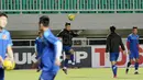Para pemain Vietnam saat mengikuti sesi latihan sebelum melawan Timnas Indonesia di Stadion Pakansari, Bogor, (02/12/2016). (Bola.com/Nicklas Hanoatubun)