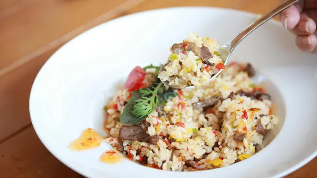 Nasi Goreng dengan Tambahan Selada dan Tomat