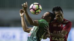 Gelandang PS TNI, Guntur Triaji, berebut bola dengan gelandang Arema FC, Hendreo Siswanto, pada laga Liga 1 di Stadion Pakansari, Bogor, Senin (3/7/2017). Kedua klub bermain imbang 0-0. (Bola.com/Vitalis Yogi Trisna)