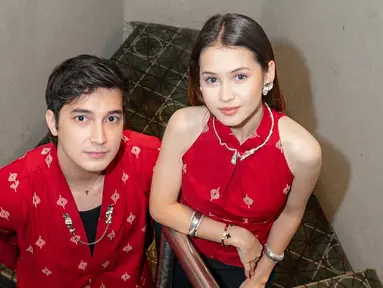 Sejak resmi pacaran pada 2022 lalu, Junior Roberts dan Sandrinna Michelle makin lengket. Meski sering disorot karena perbedaan usianya, namun tak mengurangi keromantisan pasangan muda ini. Sama-sama tengah naik daun di industri hiburan, Junior Roberts dan Sandrinna Michelle saling dukung project satu sama lainnya, mulai dari film, sinetron hingga web series. (Liputan6.com/IG/@juniorrobertss)