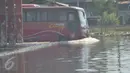 Banjir akibat air laut pasang atau rob yang menggenangi Terminal Terboyo di Semarang, Minggu (15/5/2016). Banjir rob tersebut mengakibatkan penumpang memilih turun di luar terminal, sehingga aktivitas di dalam terminal lumpuh. (Foto: Gholib)