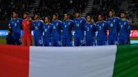 Para pemain starting XI Timnas Italia U-20 berbaris menyanyikan lagu kebangsaan Italia sebelum dimulainya laga babak 16 besar Piala Dunia U-20 2023 menghadapi Inggris di Diego Armando Maradona Stadium, La Plata, Argentina (31/5/2023). Italia tercatat pernah satu kali menjadi peringkat ketiga Piala Dunia U-20 pada edisi 2017 di Korea Selatan. Kala itu Italia menang 4-1 (0-0) dari Uruguay lewat adu penalti. (AFP/Luis Robayo)