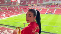 Aura cantiknya pujaan hati Cristiano Ronaldo saat pakai jersey Portugal kian terpancarkan. Sama halnya dengan Ronaldo, Georgina juga memakai nomor 7. Nomor 7 dengan nama Georgina kian menambah daya tarik dari jersey timnas Portugal yang dipakainya. (Liputan6.com/IG/@georginagio)