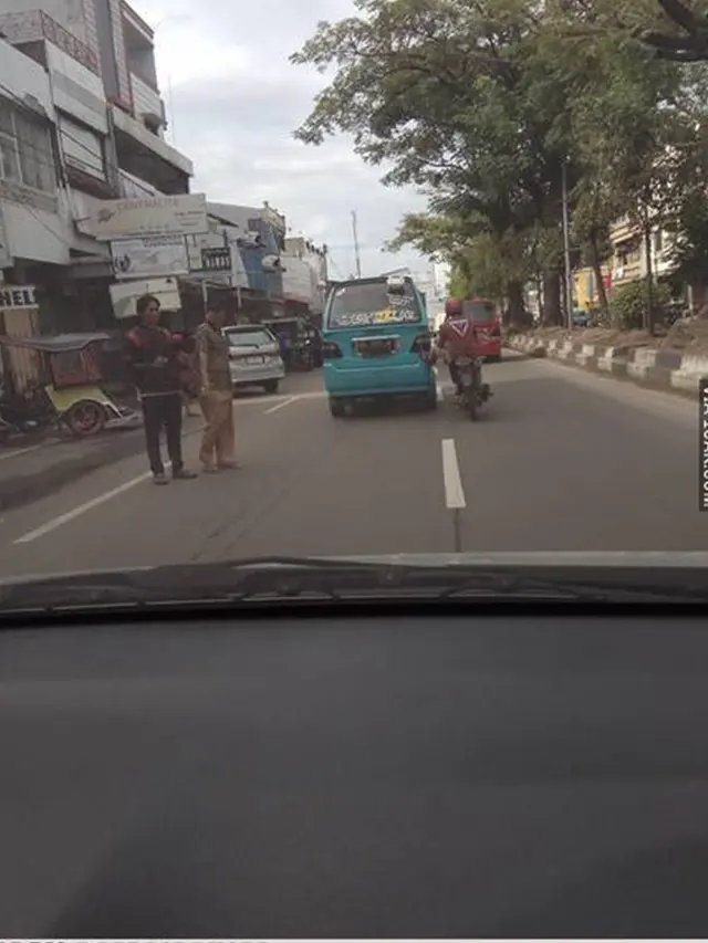 6 Aksi Orang Dorong Kendaraan di Jalan Raya Ini Bikin Geleng Kepala