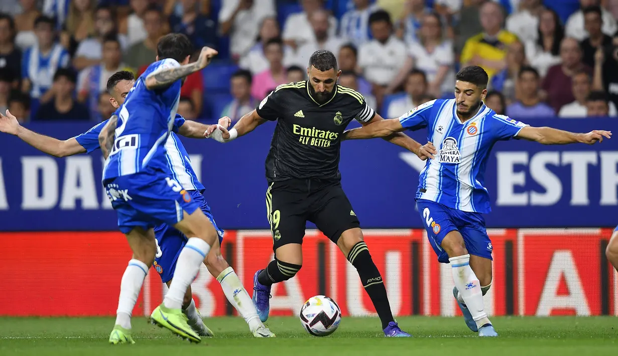 Sejak awal pertandingan, Benzema dan kolega mampu menguasai permainan meski berstatus sebagai tim tamu. Los Blancos mampu unggul terlebih dahulu lewat Vinicius Junior. Namun, Espanyol berhasil menyamakan kedudukan menjadi 1-1 sebelum turun minum lewat Joselu pada menit ke-43. (AFP/Pau Barrena)