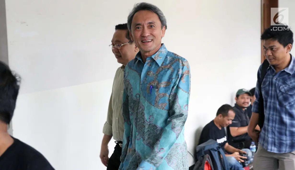 Terdakwa suap kepada mantan panitera PN Jakarta Pusat, Edy Nasution bersiap menjalani sidang pembacaan putusan di Pengadilan Tipikor, Jakarta, Rabu (6/3). Eddy dijatuhi hukuman 4 tahun penjara dan denda Rp200 juta. (Liputan6.com/Helmi Fithriansyah)
