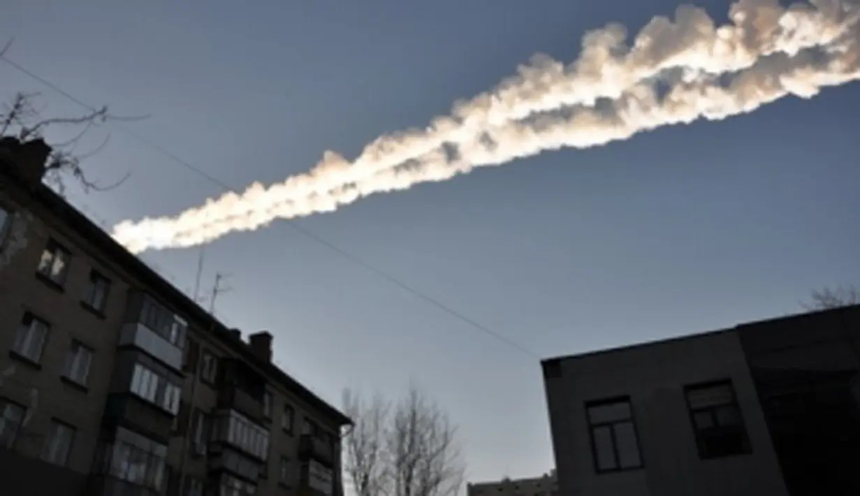 Asap bekas lintasan meteor yang jatuh di langit Kota Murmansk, Rusia Selasa (22/4/2014) (Livescine.com).