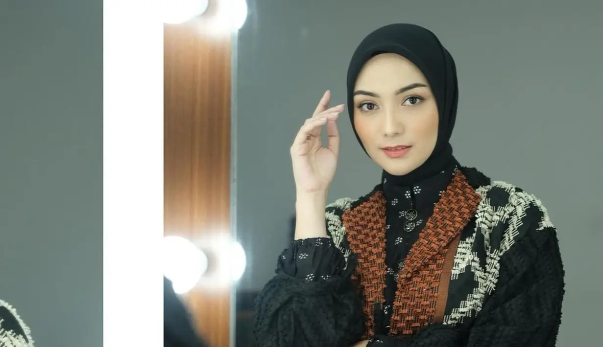 Simpel anti ribet, cukup gunakan hijab segi empat dan ikat kedua sisi ke belakang untuk dapatkan look seperti Citra Kirana ini. [@citraciki]