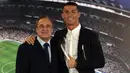 Salah satu pemain yang disindir oleh Perez adalah Cristiano Ronaldo (kanan). Perez berkata bahwa Ronaldo sudah gila. "Orang ini idiot, sakit. Anda pikir orang ini normal, tapi dia tidak normal. Jika tidak, dia tidak akan melakukan semua hal yang dia lakukan." Tambah Perez. (Foto: AFP/Gerard Julien)