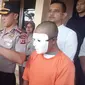 Kapolres Garut AKBP Budi Satria Wiguna menunjukan pelaku pencabulan terhadap anak kandungnya di Garut (Liputan6.com/Jayadi Supriadin)