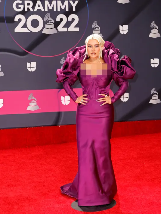 <p>Christina Aguilera menghadiri Latin Grammy Awards 2022 di Michelob Ultra Arena, Las Vegas, Nevada, Amerika Serikat, 17 November 2022. Gaun panjang berwarna ungu yang ketat membuat Christina memancarkan aura seksinya. (Frazer Harrison/Getty Images/AFP)</p>