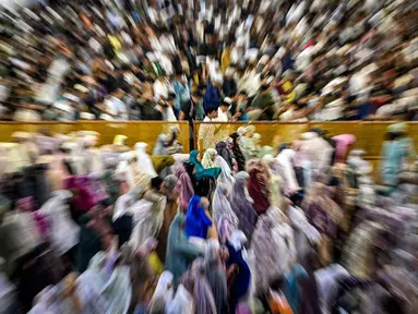Umat Muslim saat melaksanakan salat Tarawih perdana di bulan suci Ramadan 1447 Hijriah di Masjid Al Akbar, Surabaya, Jawa Timur, pada Rabu 18 Februari 2026. (JUNI KRISWANTO/AFP)