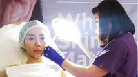 Perawatan kulit wajah di Emdee Skin Clinic Surabaya. (Dian Kurniawan/Liputan6.com)