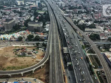 Pandangan udara Off Ramp Jatiwaringin Tol Becakayu yang mulai beroperasi, Selasa (25/10/2022). Kepala Dishub DKI Jakarta Syafrin Liputo mengungkapkan rekayasa lalu lintas dilakukan karena Off Ramp Jatiwaringin Tol Becakayu mulai beroperasi yang berlangsung hingga 4 November mendatang. (merdeka.com/Iqbal S. Nugroho)