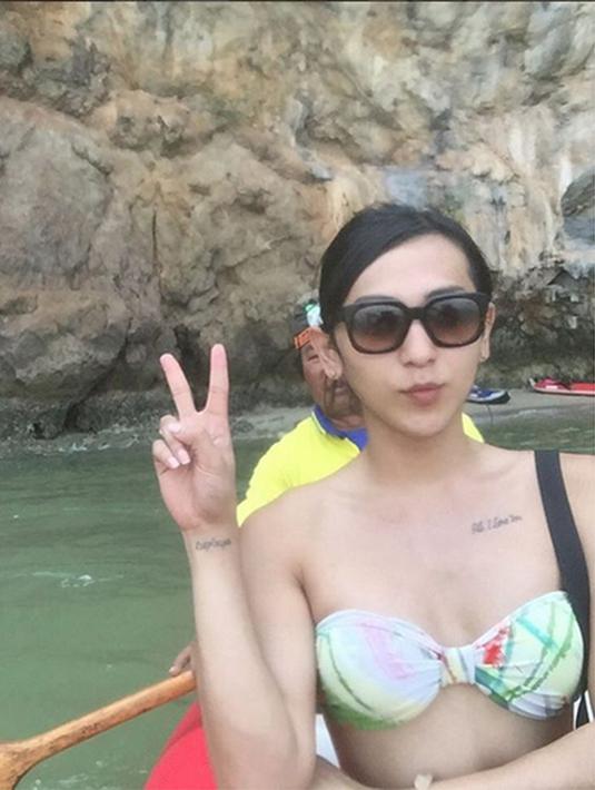 Pamer Aset Palsu, Ini Pose Dena Rachman Berbikini - Photo 