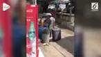 Seorang turis tertangkap kamera sedang mengais makanan dari tempat sampah di sekitar Pantai Sanur, Bali.