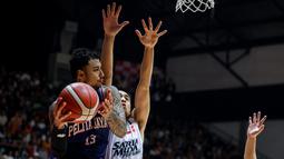 Pemain Pelita Jaya, Brandon Jawato (kiri) malakukan lay up pada gim ketiga final IBL All Indonesia 2024 melawan Satria Muda yang berlangsung di Hall Basket, Senayan, Jakarta, Sabtu (07/10/2024). (Bola.com/Bagaskara Lazuardi)