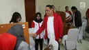 CdM Asian Games 2018 Komjen Pol Syafruddin bersalaman dengan para atltet saat mengunjungi pelatnas cabor Bridge di Wisma PKBI, Jakarta, Rabu (25/4). Kunjungan tersebut untuk memantau persiapan jelang laga di Asian Games 2018. (Liputan6.com/Arya Manggala)