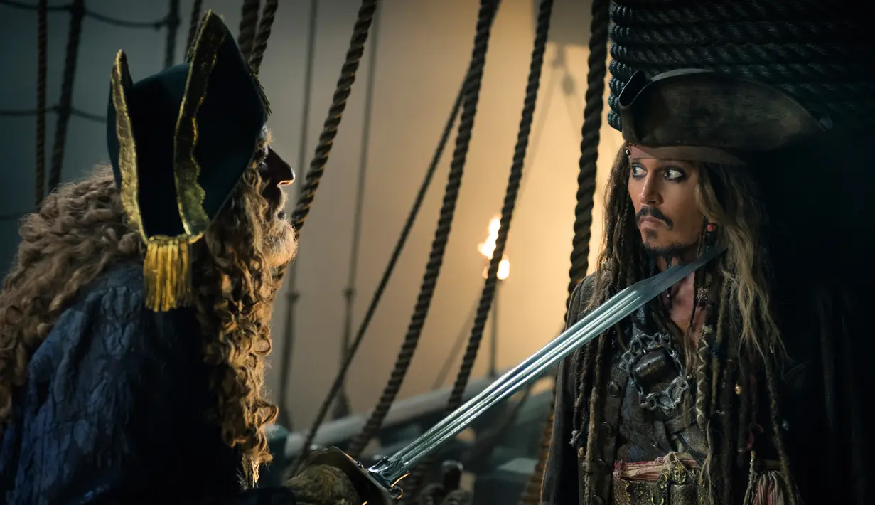 Barbossa yang diperankan oleh Geoffrey Rush saat beradegan dengan Jack Sparrow yang diperankan Johnny Depp di Film "Pirates of the Caribbean: Dead Men Tell No Tales." (Peter Mountain / Disney via AP)