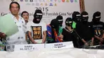 Sejumlah tersangka diamankan Badan Nasional Narkotika (BNN) saat saat rilis penangkapan 16,4 kg Shabu dan 778 butir Pil inex di gedung Badan Nasional Narkotika (BNN), Jakarta, Jumat (22/5/2015). (Liputan6.com/Helmi Afandi)