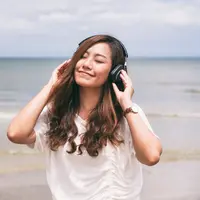 Ilustrasi mendengar lagu./Copyright shutterstock.com/g/farknotarchitect