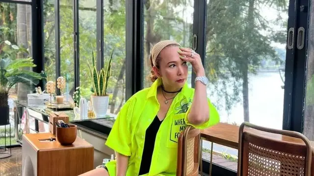 Potret mendiang Kiki Fatmala memakai kemeja hijau neon (sumber: Instagram/qq_fatmala)