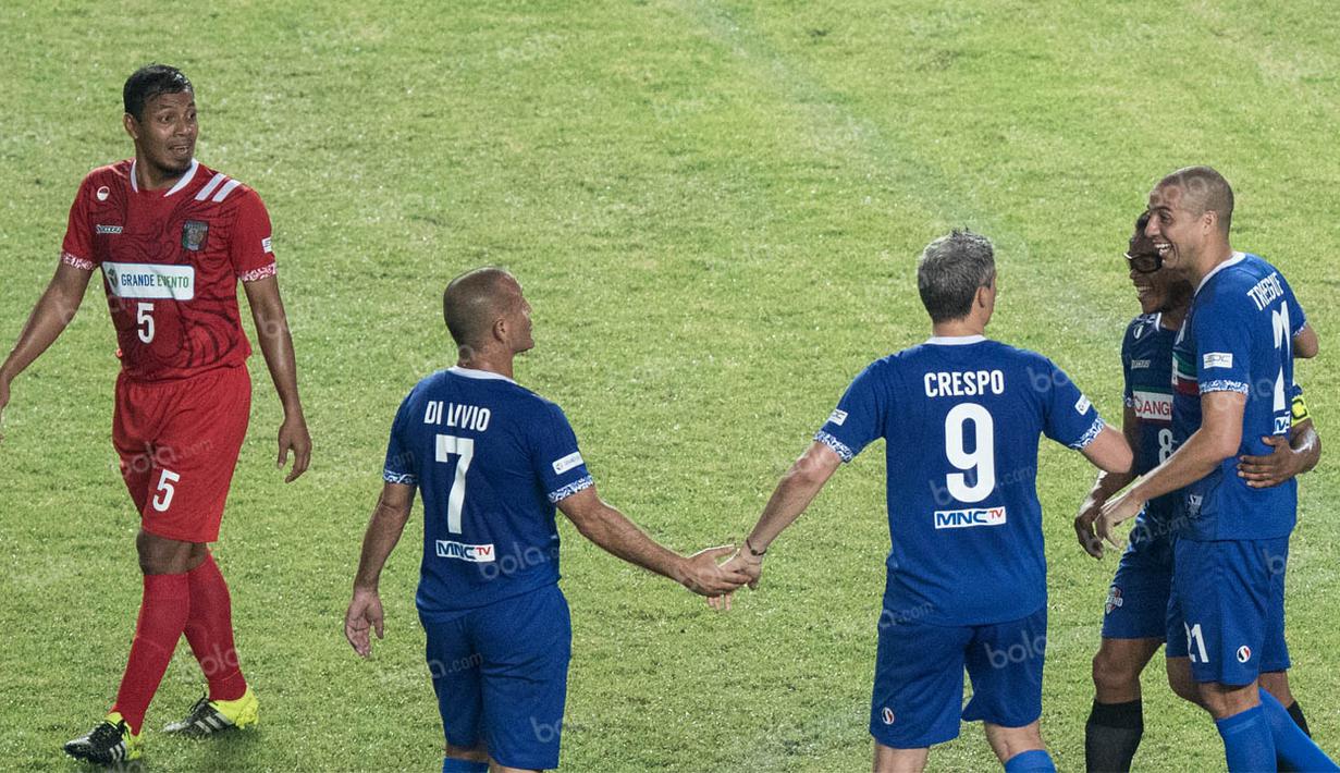 Penyerang Calcio Legend, David Trezeguet, bersama rekan-rekannya merayakan gol yang dicetaknya ke gawang Primavera Baretti pada laga persahabatan di SUGBK, Jakarta, Sabtu (21/5/2016). Calcio Legend menang 4-0. (Bola.com/Vitalis Yogi Trisna)