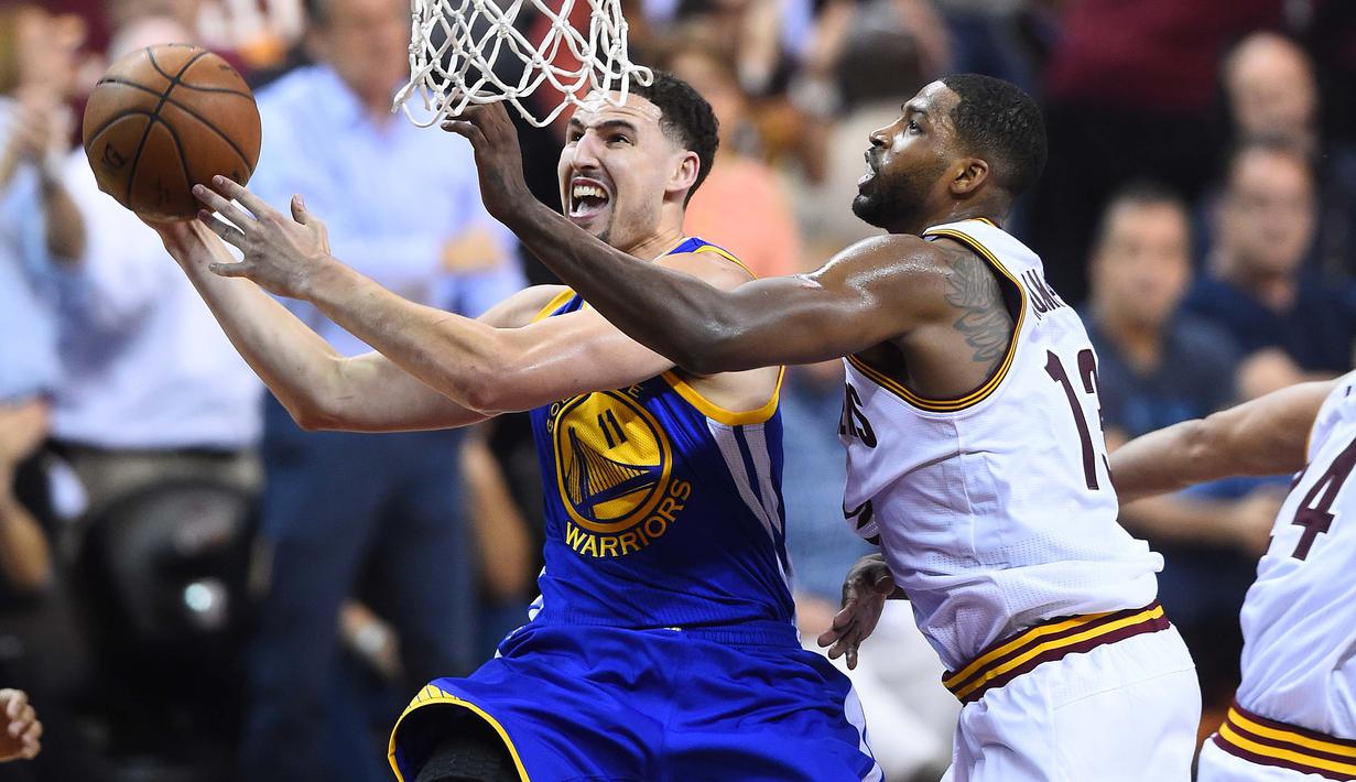 Guard Warriors, Klay Thompson #11 melakukan tembakan saat dihadang center Cavaliers, Tristan Thompson #13 pada game ke-3 NBA Finals di Quicken Loans Arena, (9/6/2016) WIB. (Mandatory Credit: David Richard-USA TODAY Sports)