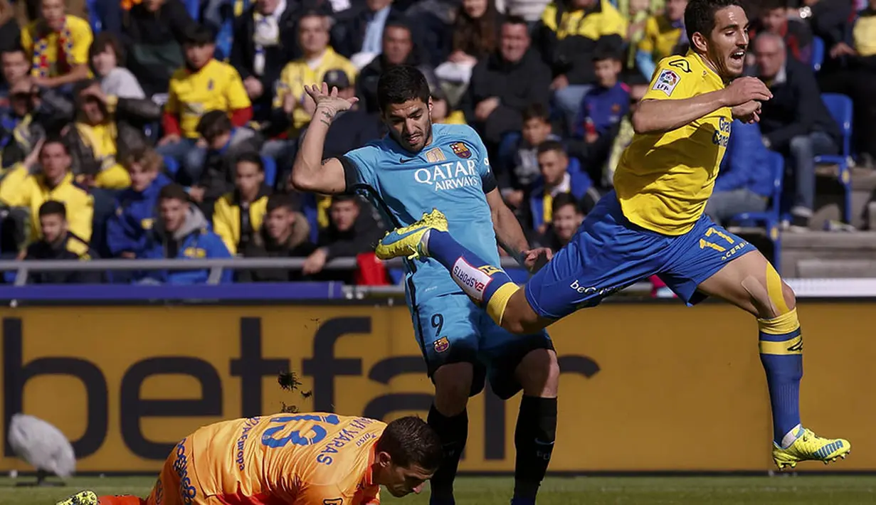 Kiper Las Palmas, Pedro Bigas, mengamankan gawang dari rebutan striker Barcelona, Luis Suarez, pada laga La Liga Spanyol di Stadion Gran Canaria, Sabtu (20/2/2016). Las Palmas takluk 1-2 dari Barcelona. (Reuters/Juan Medina)