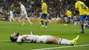 Pemain Real Madrid, Daniel Carvajal terbaring di lapangan saat gagal memanfaatkan peluang mencetak gol ke gawang Las Palmas pada lanjutan La Liga Spanyol di Santiago Bernabeu stadium, Madrid, (1/3/2017). Madrid bermain imbang 3-3.  (AP/Paul White)