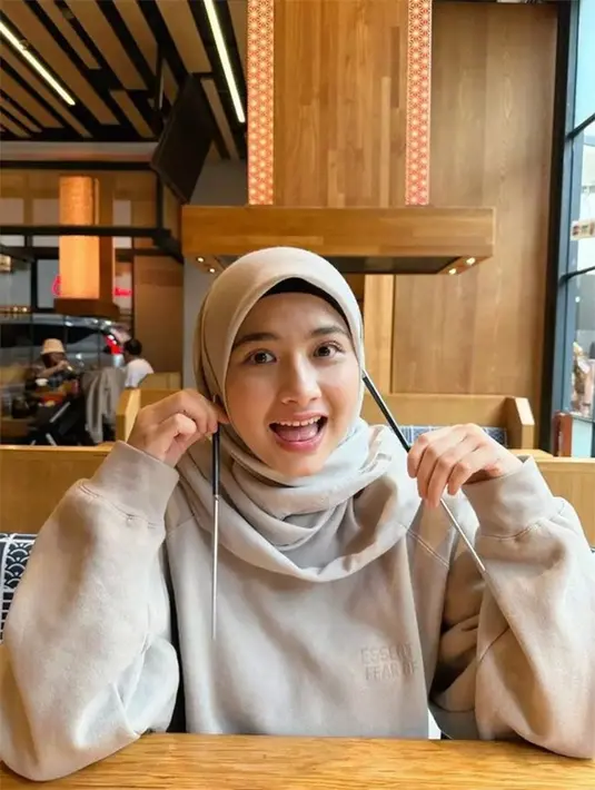 Kasus Celine mengingatkan beberapa kasus korupsi pejabat atau pengusaha yang juga menyeret nama selebriti. Pada tahun 2019 silam, pemain sinetron Feye Nicole Jones terseret dalam kasus suap yang diduga dilakukan oleh Tubagus Chaeri Wardhana alias Wawan. [Instagram/fayenicolee_]