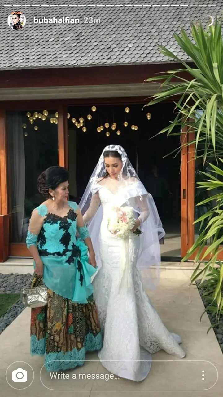 Vivian tampak anggung dengan busana pengantinnya. (Instagram @bubahalfian)