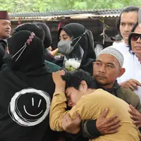 Keluarga dan kerabat menangis saat pemakaman Abdul Hamid alias Pak Ogah di TPU (Tempat Pemakaman Umum) Jatisari, Bekasi, Jawa Barat, Kamis (29/12/2022). Pak Ogah salah satu pengisi suara dalam serial film Si Unyil meninggal pada (28/12/2022) di usia 74 tahun. (Liputan6.com/Herman Zakharia)