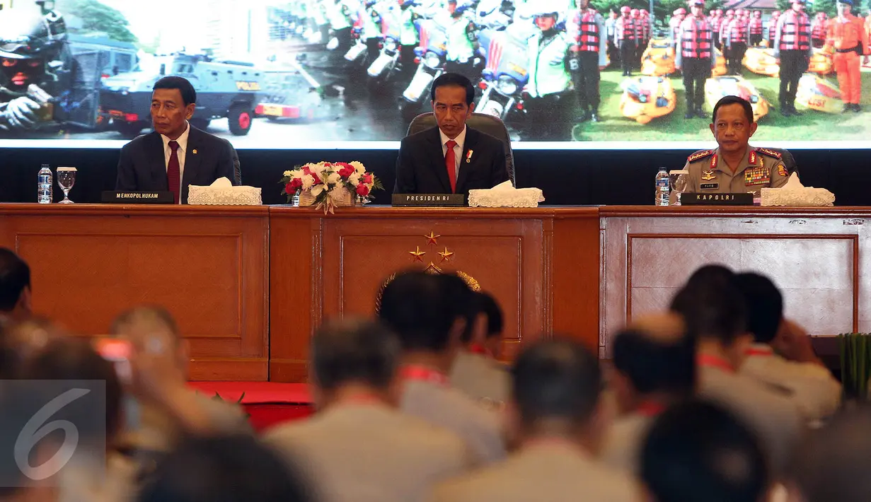 Presiden Joko Widodo (tengah) di diampingi Menkopolhukam Wiranto (kiri) dan Kaplro Jendral Tito Karnavian menghadiri acara Rapim Polri 2017, Jakarta, Rabu (25/1). Rapim Polri 2017 dilangsungkan pada tanggal 25-27 Januari 2017. (Liputan6.com/Johan Tallo)