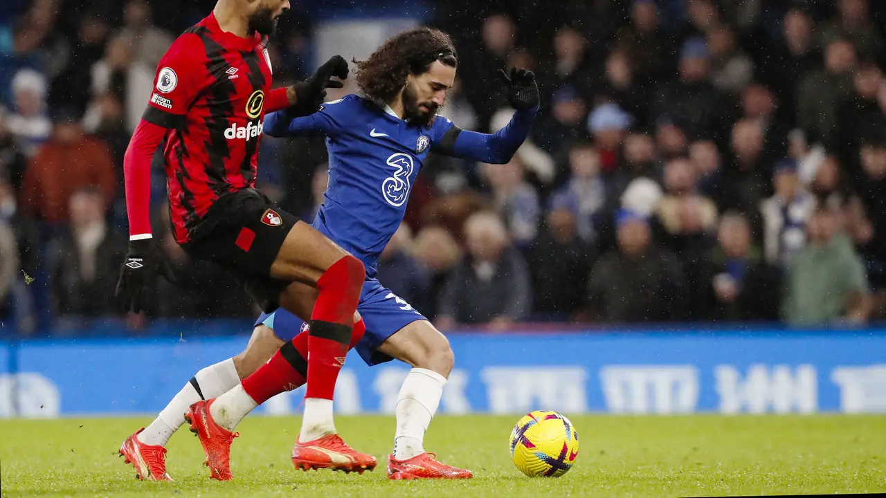 Foto: Momen Sepatu Marc Cucurella Robek saat Laga Chelsea Vs Bournemouth di Liga Inggris, Berakhir Pakai Beda Warna